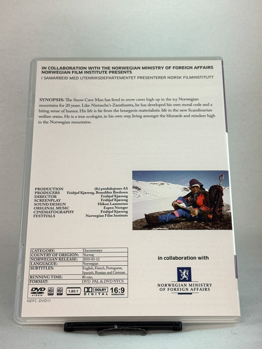 Bakside av DVD-cover til Snøhulemannen – norsk dokumentar om et liv utenfor sivilisasjonen, utgitt av NFI, brukt DVD tilgjengelig hos Brukbar Film.