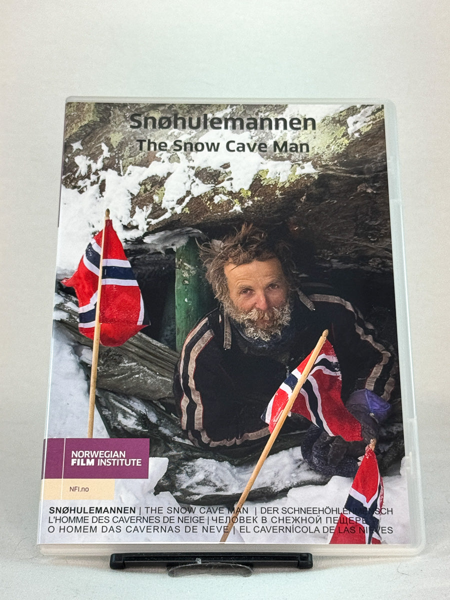 Forside av DVD-cover til Snøhulemannen – dokumentarfilm fra Norwegian Film Institute om mannen som lever i naturen, brukt utgave hos Brukbar Film.