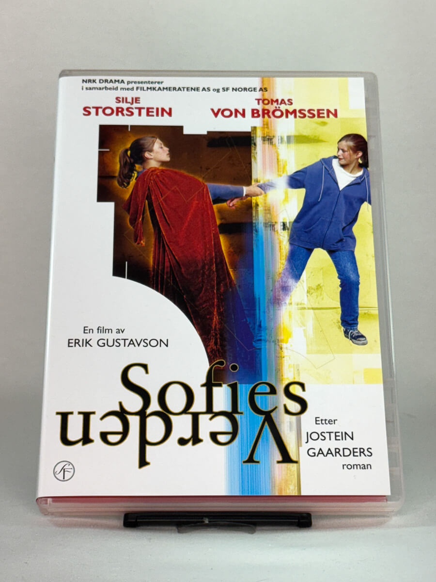 DVD-cover-forside til filmen Sofies Verden – Brukt DVD fra nettbutikken Brukbar Film
