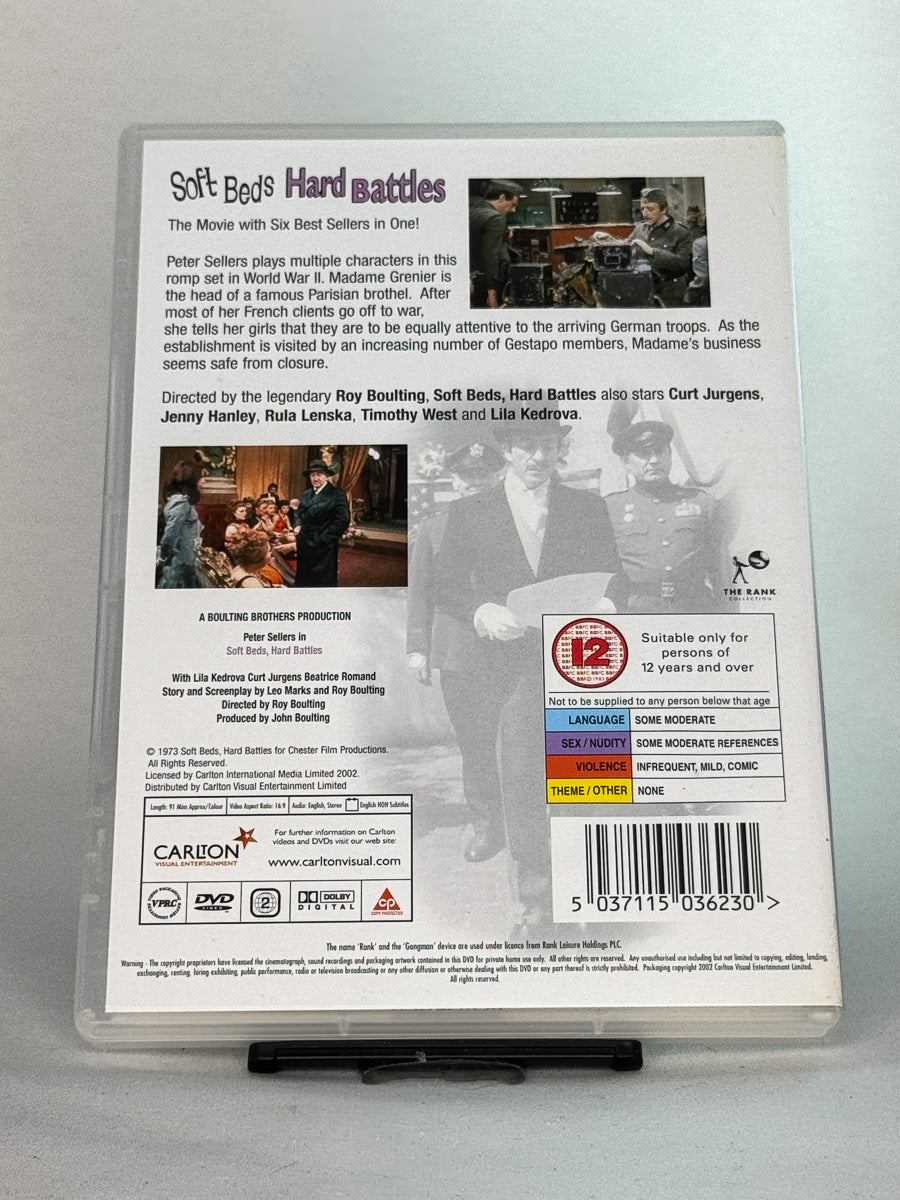 Bakside av DVD-cover for Soft Beds, Hard Battles – original brukt DVD-utgave med Peter Sellers, kjøp britiske klassikere hos Brukbar Film.