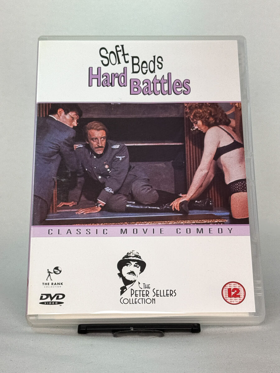 Forside av DVD-cover til filmen Soft Beds, Hard Battles – klassisk Peter Sellers-komedie, britisk humor på sitt beste, brukt DVD-film fra Brukbar Film.