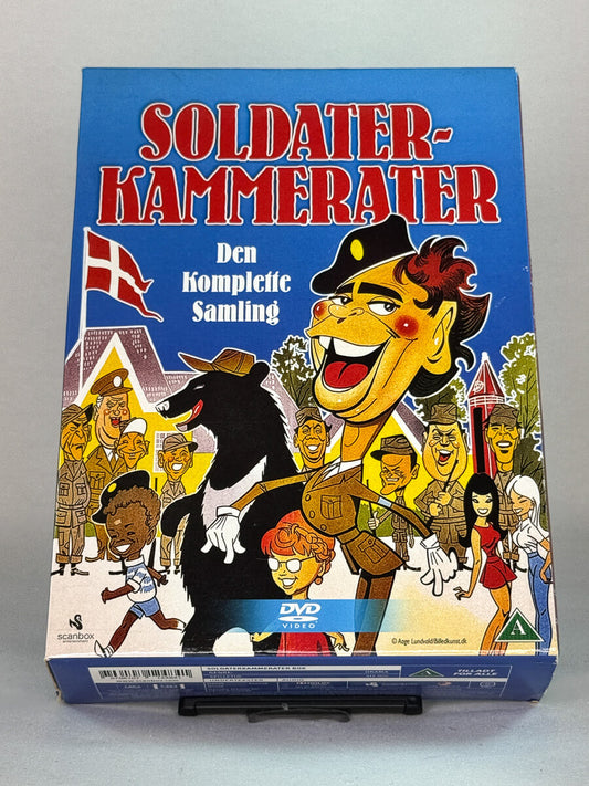Forside av DVD-boksen «Soldaterkammerater – Den komplette samling» med klassiske danske komedier. Original brukt DVD-film tilgjengelig hos Brukbar Film.