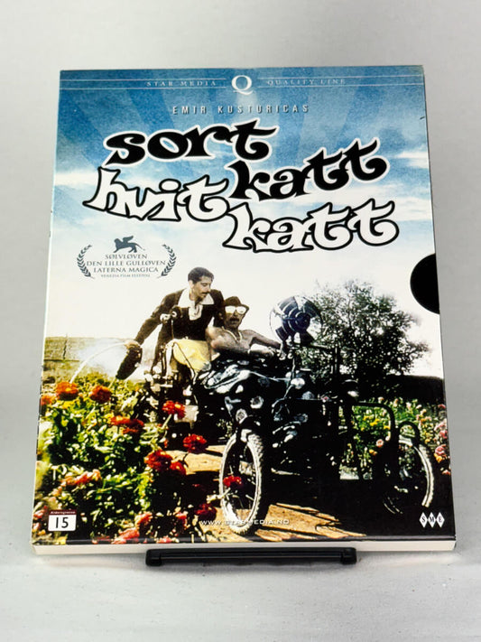 Forside av DVD-cover til Sort hvit katt – absurd balkankomedie av Emir Kusturica, brukt DVD hos Brukbar Film.