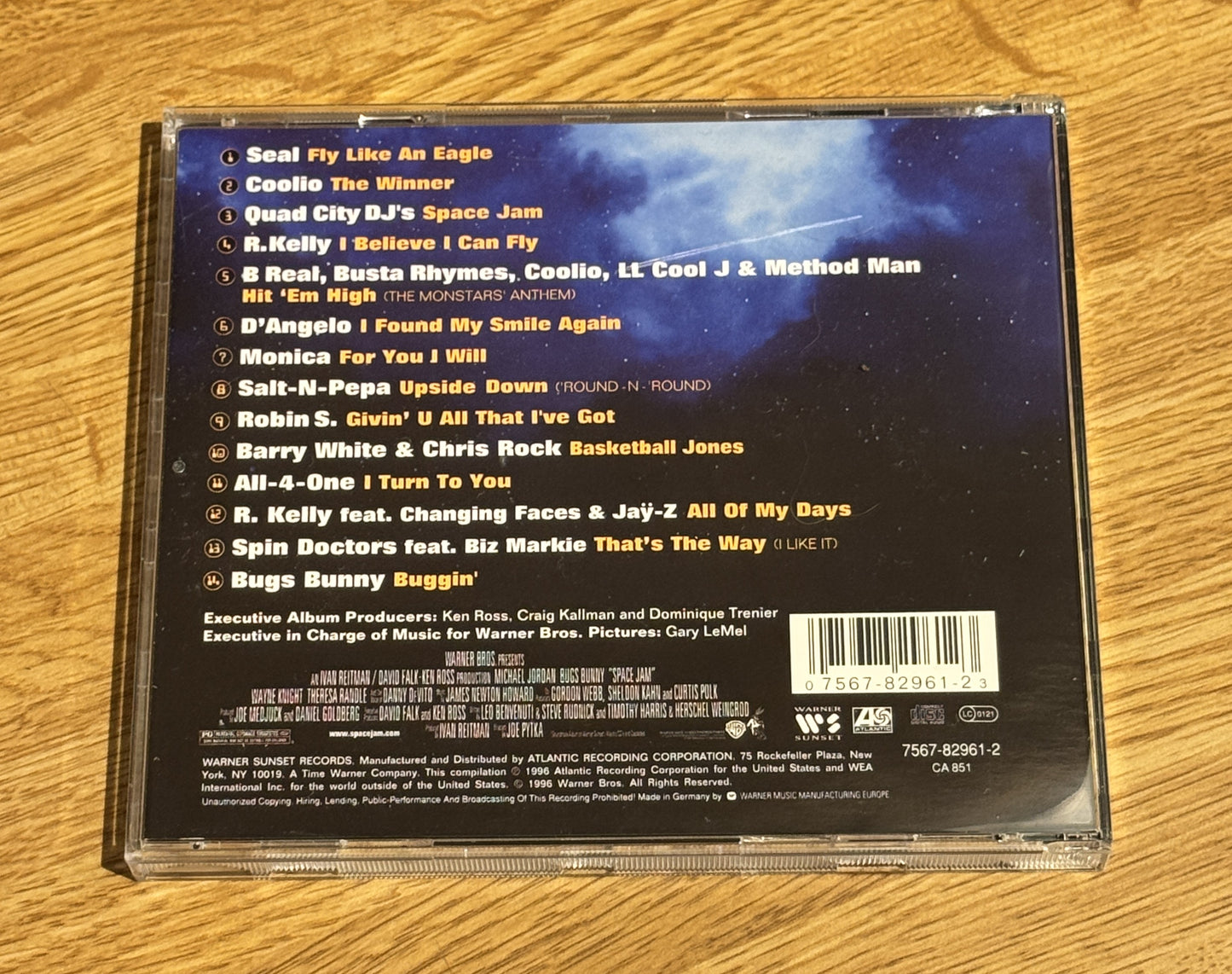Bakside av cover til Space Jam, soundtrack fra filmen