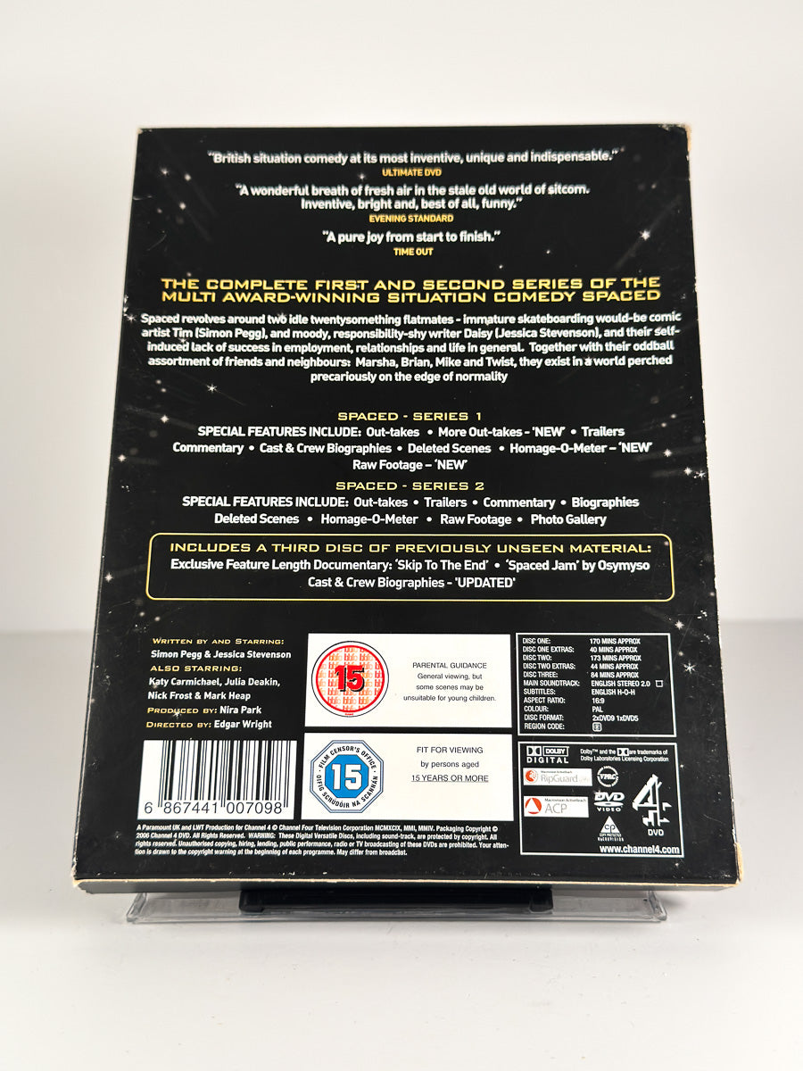 Bakside av cover til Spaced – Hele serien på DVD