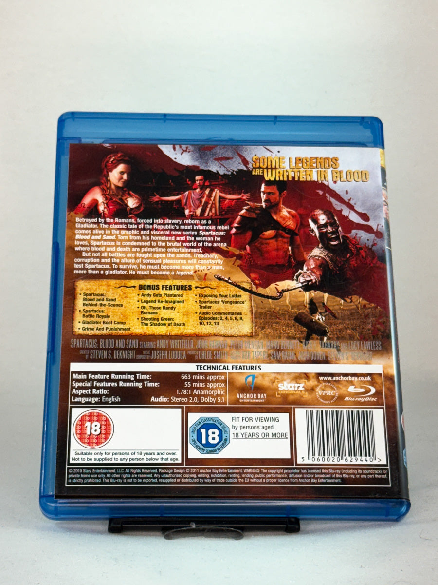 Bakside av Blu-ray-cover til Spartacus – Blood and Sand – episk serie om opprør og hevn i Romerriket, fylt med intense kampscener, brukt Blu-ray hos Brukbar Film.