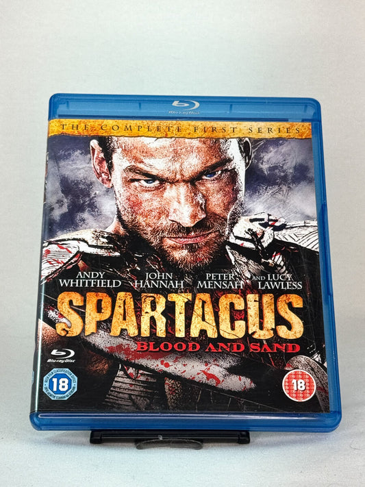 Forside av Blu-ray-cover til Spartacus – Blood and Sand – første sesong av den blodige actionserien med Andy Whitfield, John Hannah og Lucy Lawless, brukt Blu-ray hos Brukbar Film.