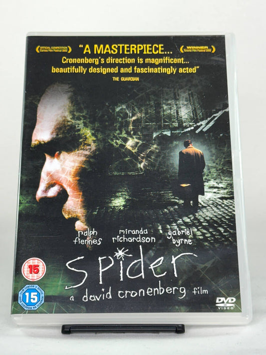 Forside av DVD-cover til filmen Spider – David Cronenberg thriller med Ralph Fiennes, Miranda Richardson og Gabriel Byrne, brukt film fra Brukbar Film