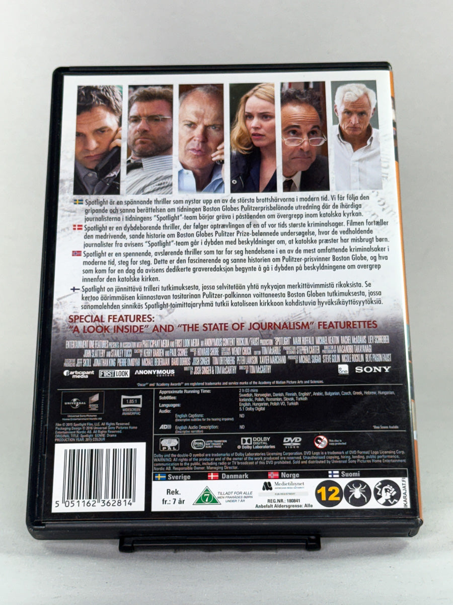 Bakside av DVD-cover til Spotlight med filmomtale og teknisk innhold; brukt DVD tilgjengelig hos Brukbar Film.