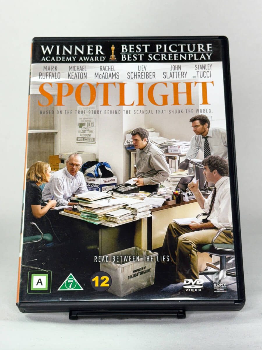 Forside av DVD-cover for Spotlight, et prisbelønt journalistisk drama; brukt DVD-cover i original Sony-utgave hos Brukbar Film.