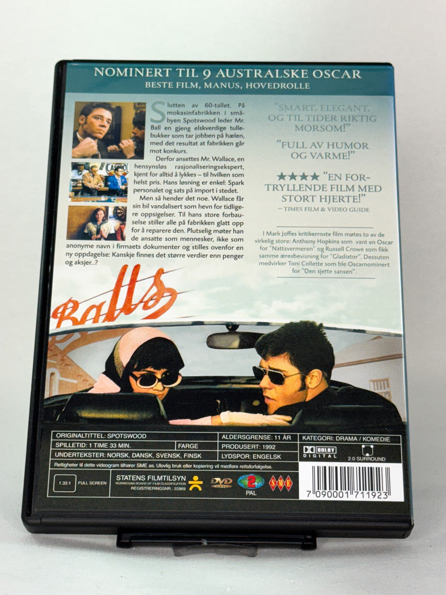 Bakside av DVD-cover til Spotswood, bruktfilm på DVD hos Brukbar Film