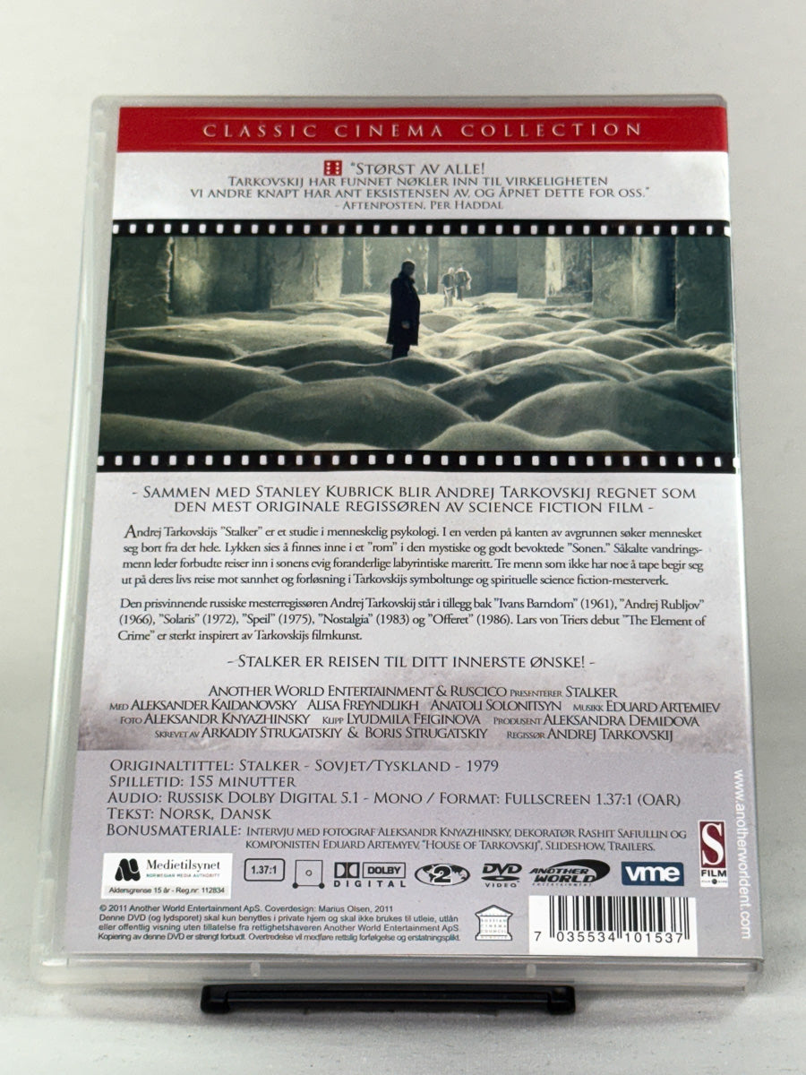Bakside av DVDcover til Stalker – brukt sovjetisk filmklassiker basert på bok, kjøp hos Brukbar Film.
