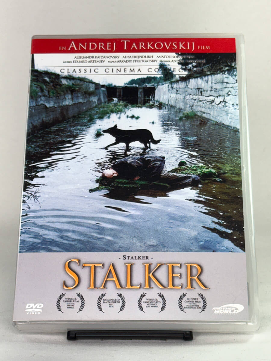Forside av DVDcover til Stalker – klassiker av Andrej Tarkovskij, brukt DVD fra Brukbar Film.