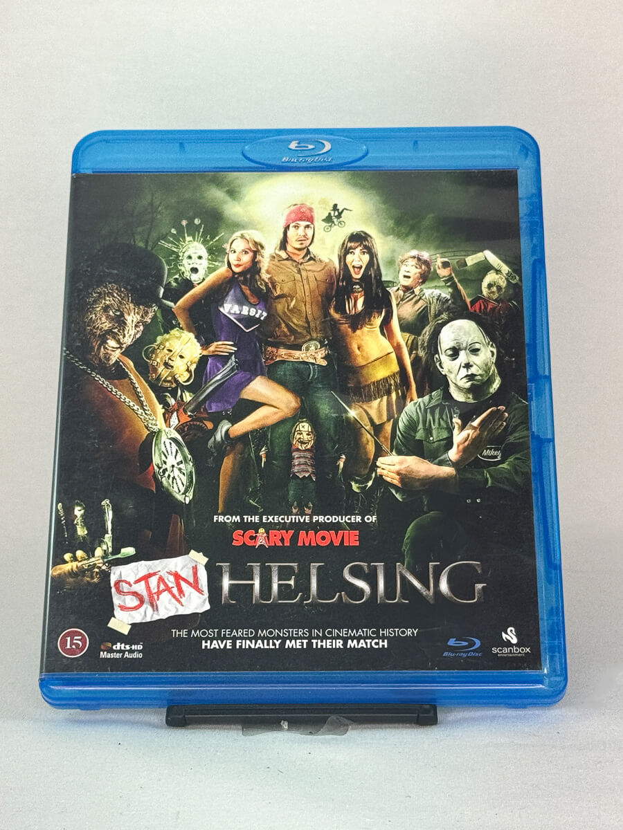 Forside av Blu-ray-cover til Stan Helsing – skrekkparodi fra produsenten av Scary Movie, brukt film hos Brukbar Film.