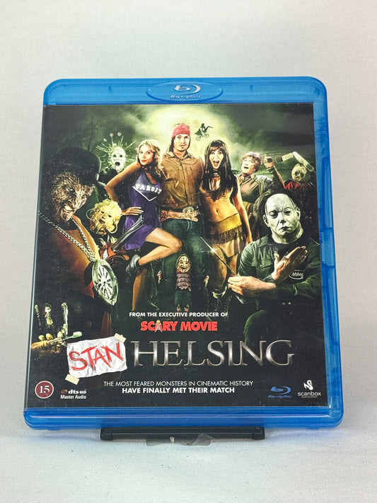 Forside av Blu-ray-cover til Stan Helsing – skrekkparodi fra produsenten av Scary Movie, brukt film hos Brukbar Film.