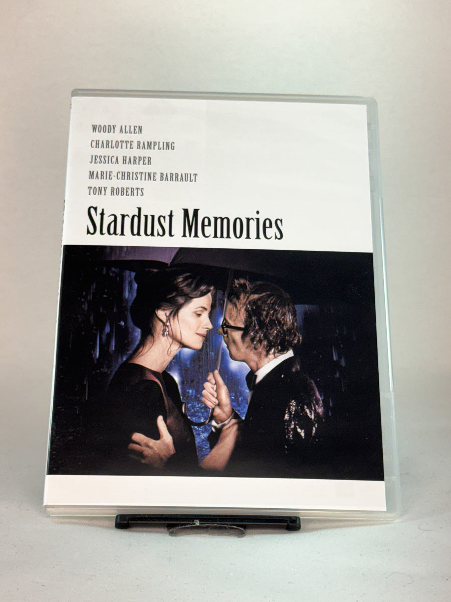 Forside av DVD-cover til Stardust Memories regissert av Woody Allen – klassisk dramakomedie med Charlotte Rampling og Woody Allen, brukt film på DVD hos Brukbar Film.
