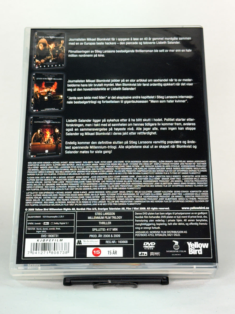 Bakside av DVD-boksen Stieg Larsson – Millennium Filmtrilogi – inkluderer Menn som hater kvinner m.fl., brukt DVD fra Brukbar Film