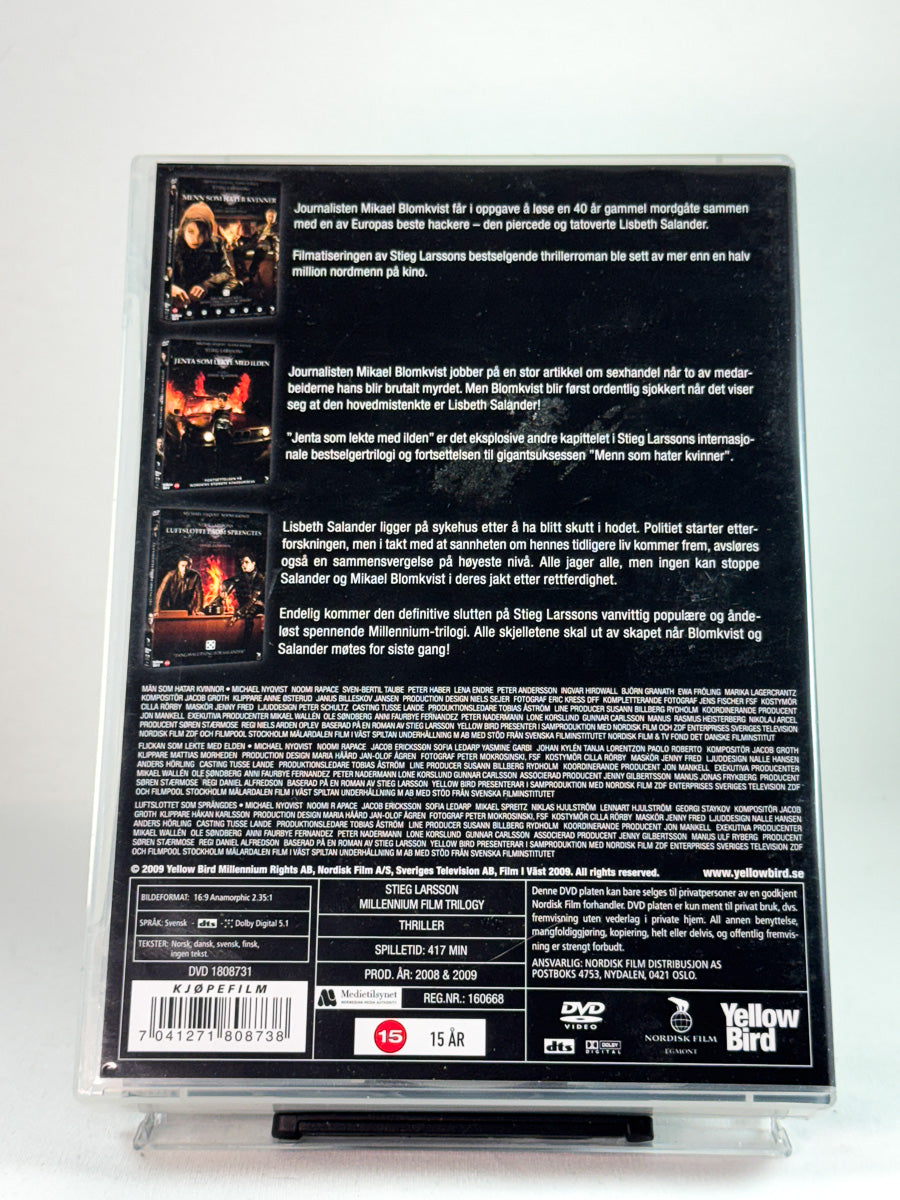 Bakside av DVD-cover til Stieg Larsson – Millennium Filmtrilogi, brukt DVD-samleboks med informasjon om trilogien og innholdet hos Brukbar Film