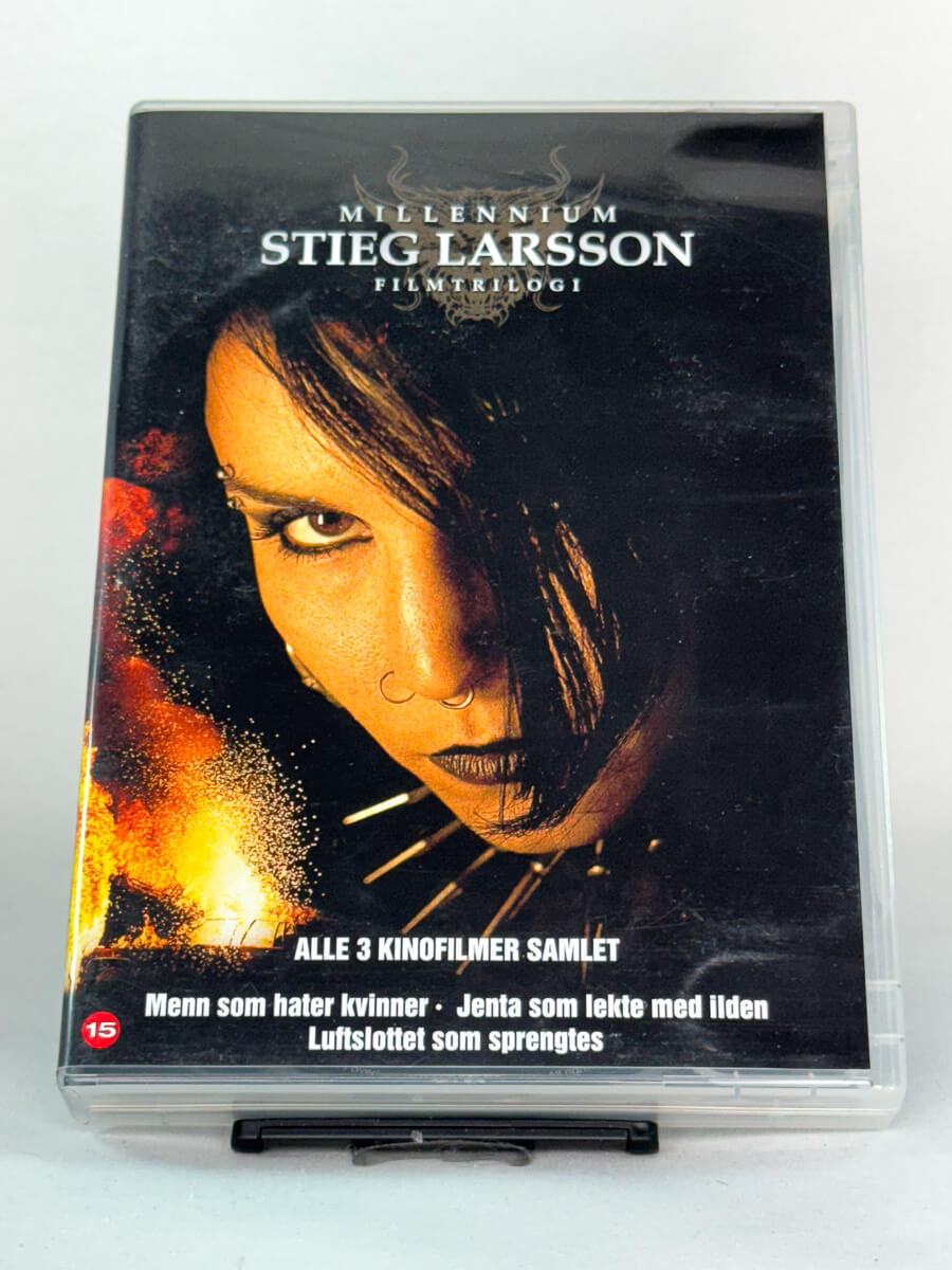 Forside av DVD-cover til Stieg Larsson Millennium-trilogi – tre svenske thrillere basert på Stieg Larssons bøker, brukt film hos Brukbar Film