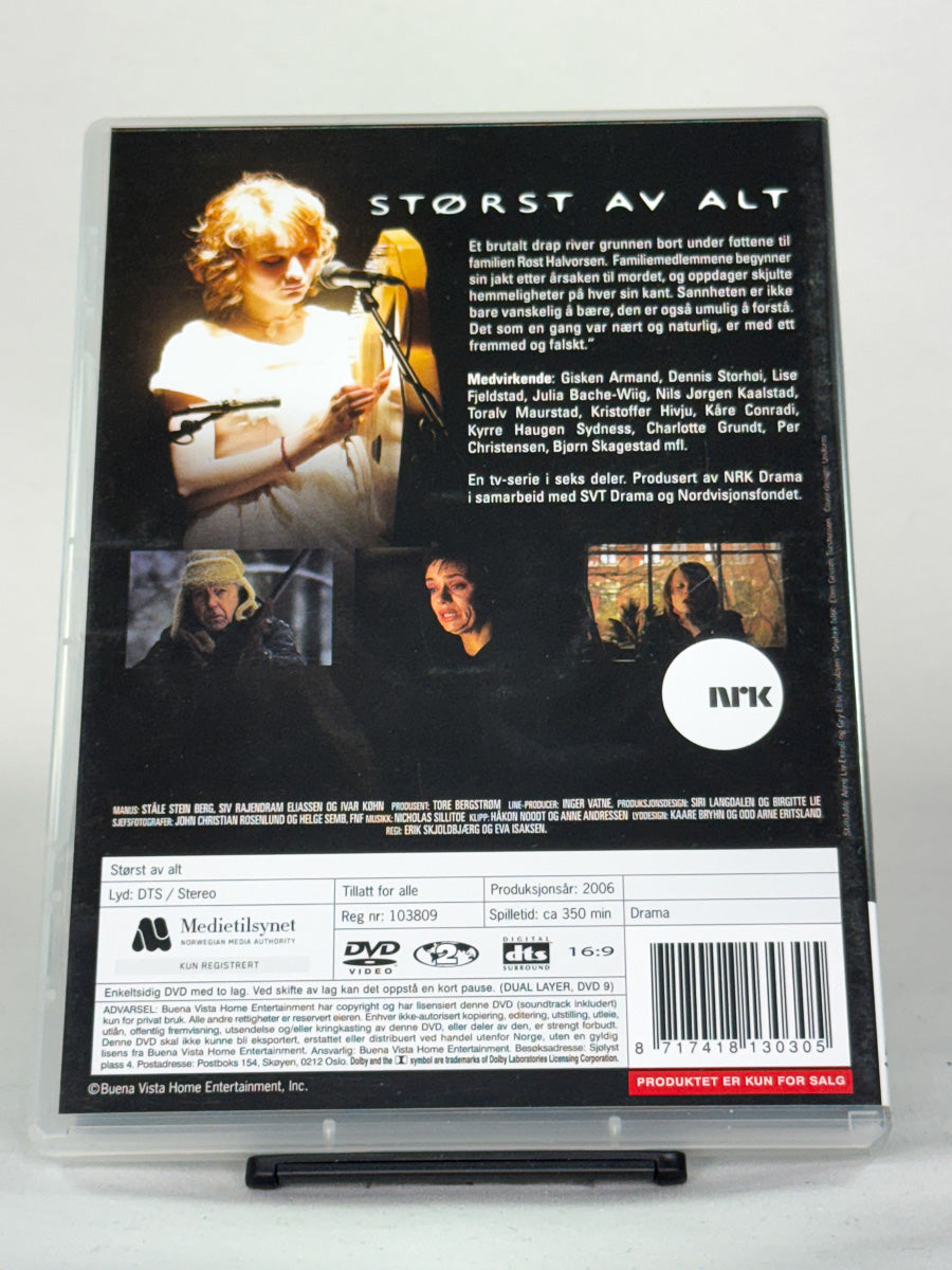 Bakside av DVD-cover Størst av alt – brukt norsk serie på DVD, detaljer om episoder og teknikk hos Brukbar Film