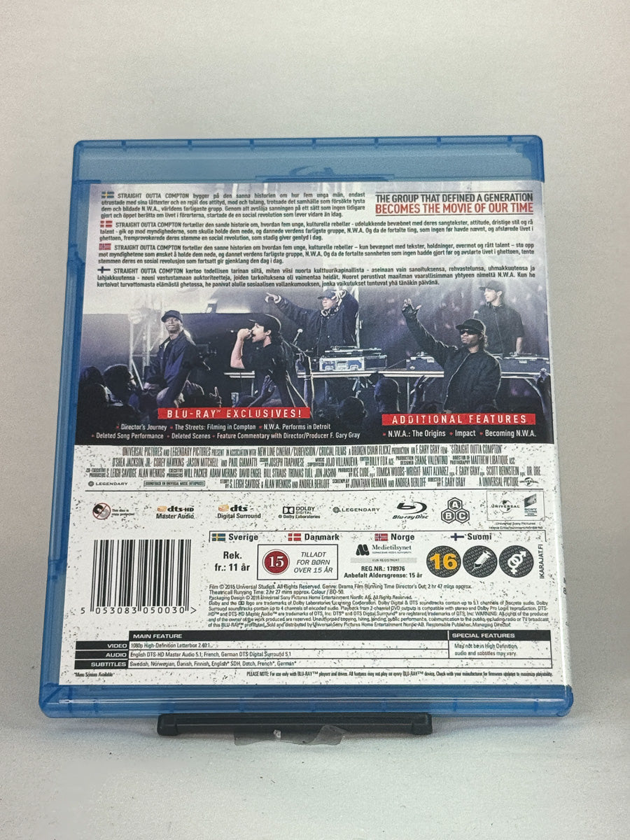 Bakside av Blu-ray-cover til Straight Outta Compton – Director’s Cut-utgave av suksessfilmen om N.W.A.s opprør mot systemet, second hand Blu-ray-film fra Brukbar Film.