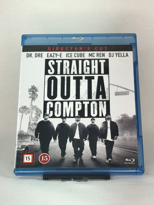 Forside av Blu-ray-cover til Straight Outta Compton – biografisk musikkfilm om hiphop-gruppen N.W.A. med Ice Cube og Dr. Dre, brukt Blu-ray hos Brukbar Film.