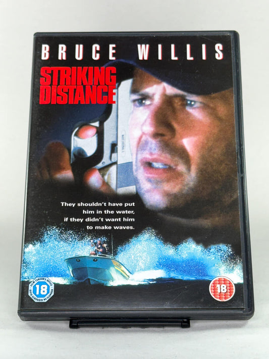 Brukt DVD-film Striking Distance – forside av originalt filmcover med Bruce Willis, kjøp brukte actionfilmer på DVD og Blu-ray hos Brukbar Film