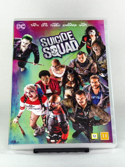 Forside av DVD-cover for Suicide Squad, DCs actionfylte ensemblefilm; brukt DVD-cover tilgjengelig hos Brukbar Film.