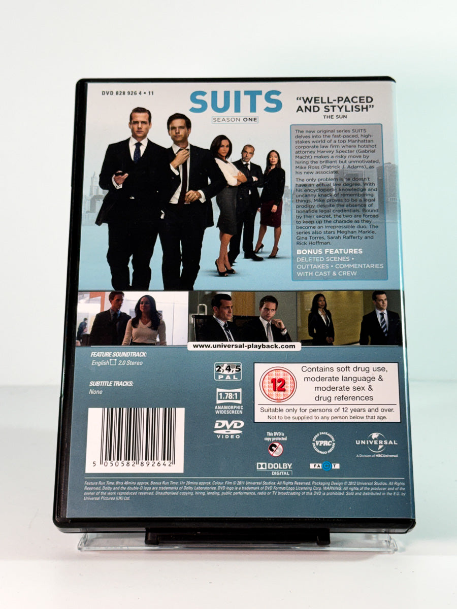 Bakside av cover til suits season one, brukt DVD hos Brukbar Film