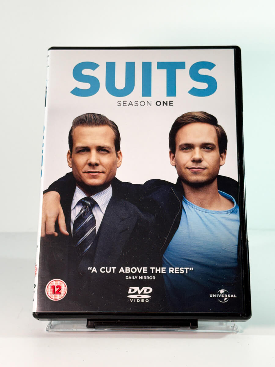 Forside av cover til suits season one, bruktfilm hos nettbutikken Brukbar Film