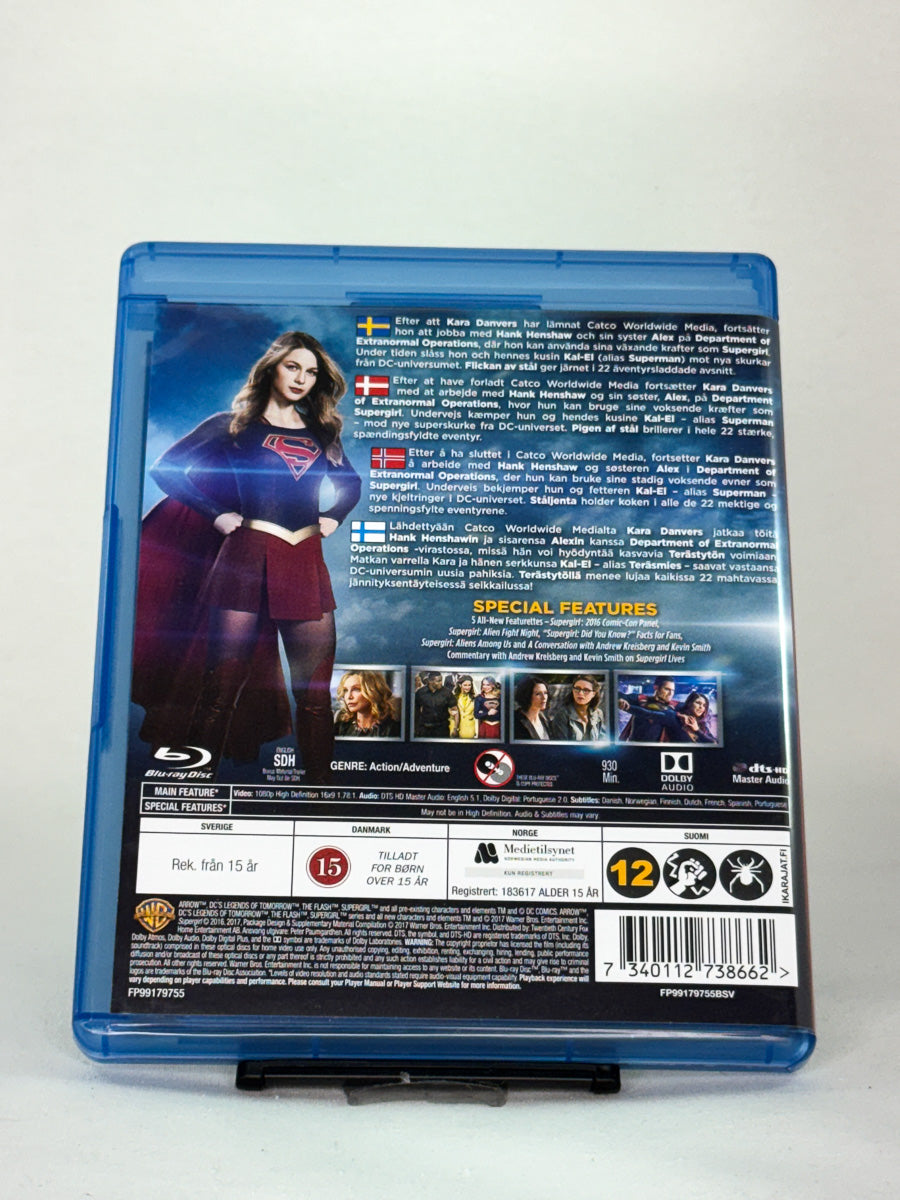 Bakside av Blu-ray-cover til Supergirl sesong 2 – spesifikasjoner for brukt Blu-ray-serie fra Brukbar Film