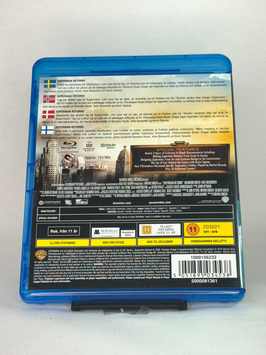 Bakside av Blu-ray-cover til Superman Returns – actionfylt nytolkning av DC-helten i Blu-ray-utgave hos Brukbar Film.