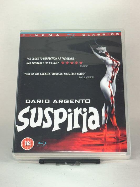 Forside av Blu-ray-cover for Suspiria – Dario Argentos ikoniske skrekkfilm, restaurert Blu-ray hos Brukbar Film.