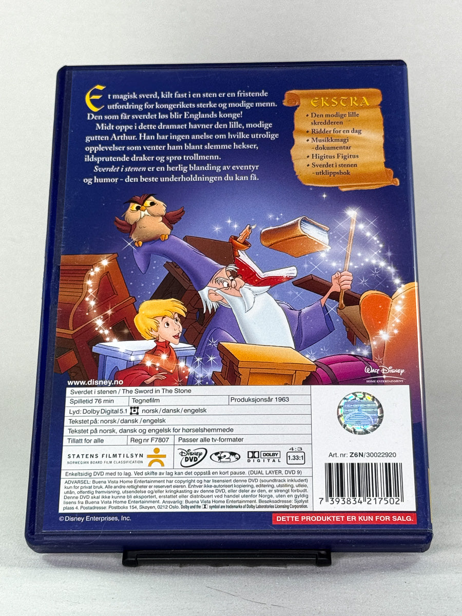 DVD-bakside til filmen Sverdet i Stenen
Baksiden viser info, spesifikasjoner og eventuell ekstratekst – produktbilde fra nettbutikken Brukbar Film
