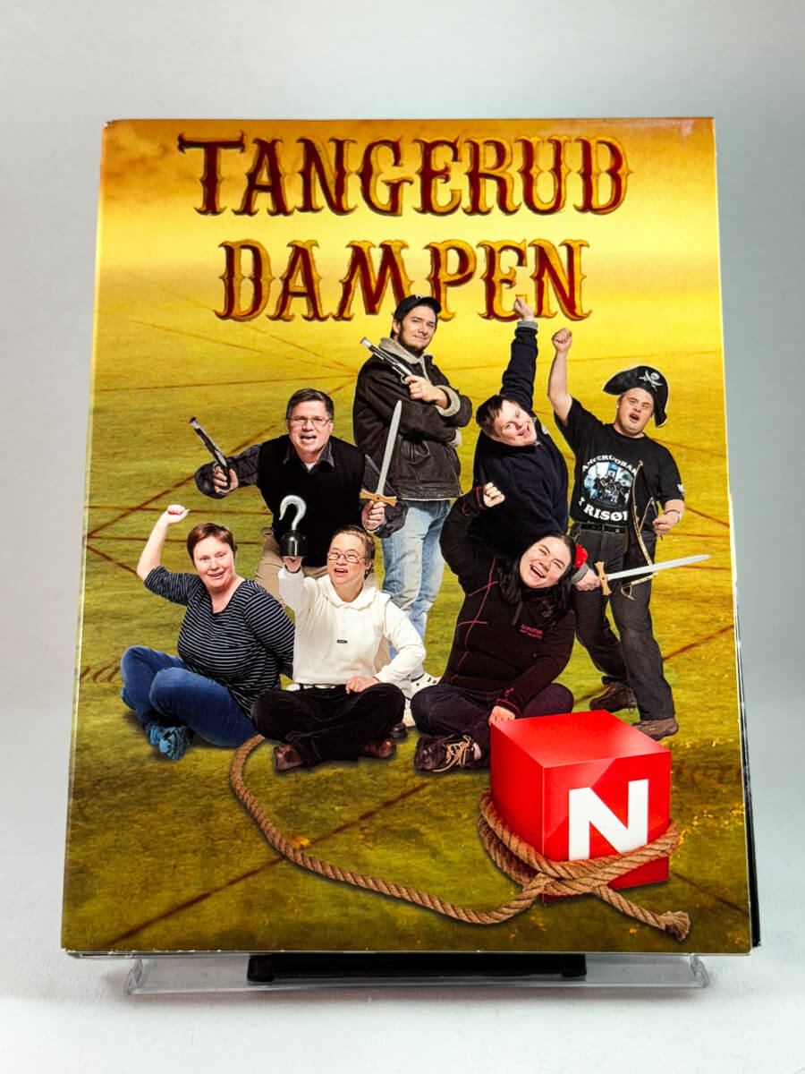 Forside av DVD-coveret til Tangeruddampen – brukt DVD-film, norsk TV-serieutgivelse, foto av deltakerne, tilgjengelig hos Brukbar Film