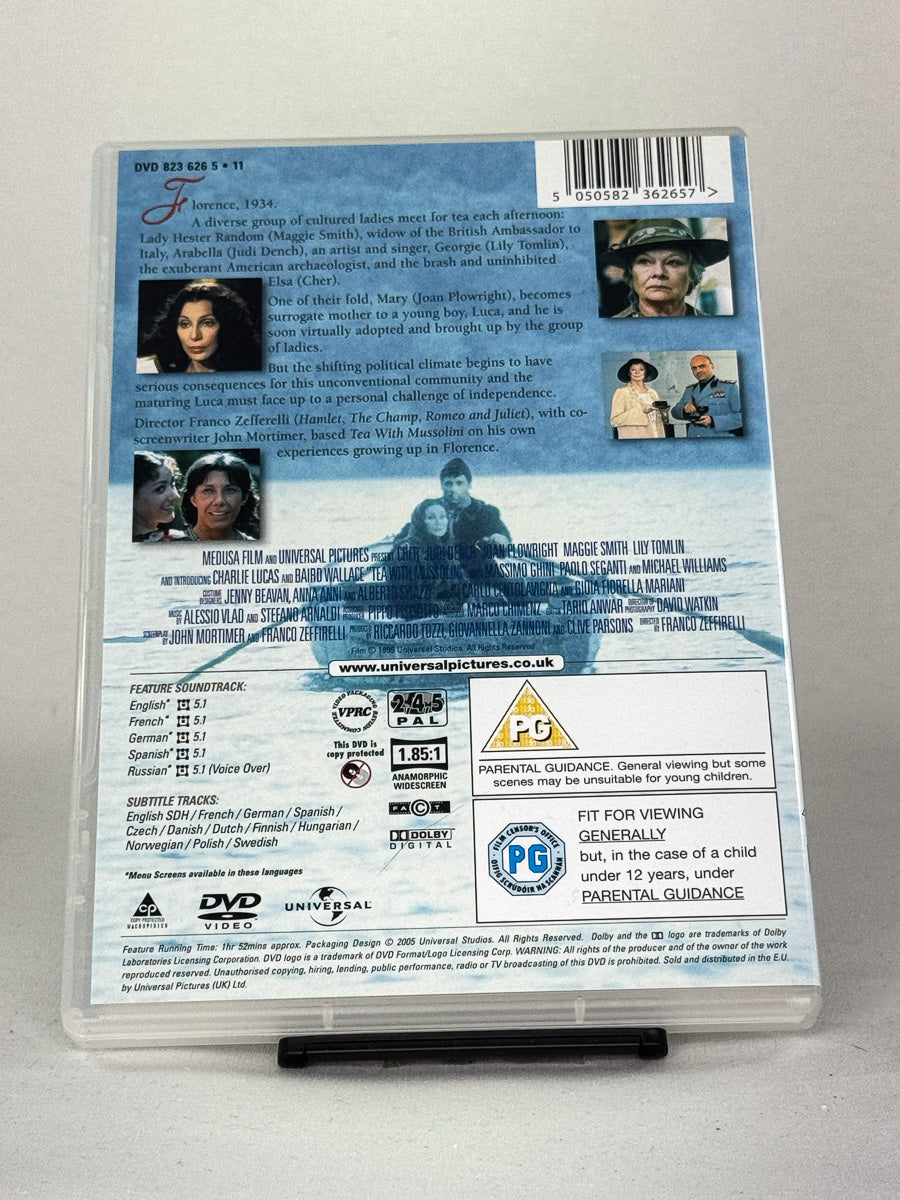Bakside av Tea with Mussolini DVD-cover – brukt filmutgave med stjernespekket rolleliste hos Brukbar Film
