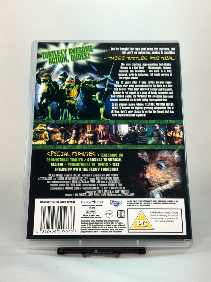teenage-mutant-ninja-turtles-the-movie-dvd-brukt-film-cover-bakside
alt-tekst: Bakside av DVD-cover til Teenage Mutant Ninja Turtles: The Movie – informasjon om spesialinnhold og ekstramateriale, brukt originalfilm hos Brukbar Film