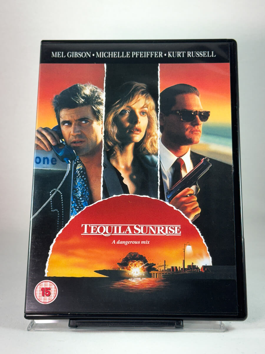 Forside av DVD-cover til Tequila Sunrise – Mel Gibson, Michelle Pfeiffer og Kurt Russell i en heftig blanding av romantikk og kriminalitet, brukt film hos Brukbar Film.