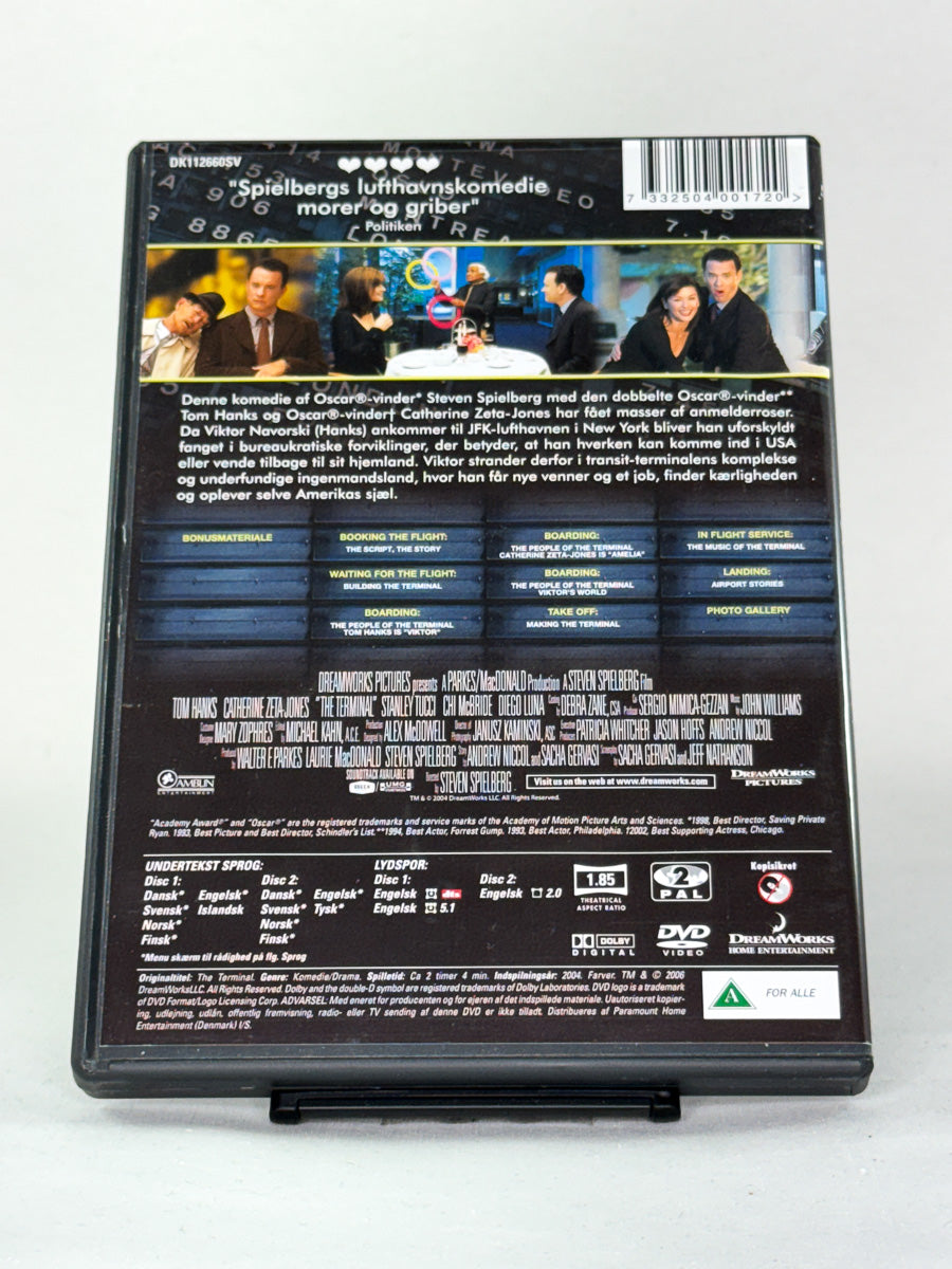 Bakside av DVD-cover til Terminalen med filmomtale og tekniske detaljer; brukt DVD tilgjengelig hos Brukbar Film.