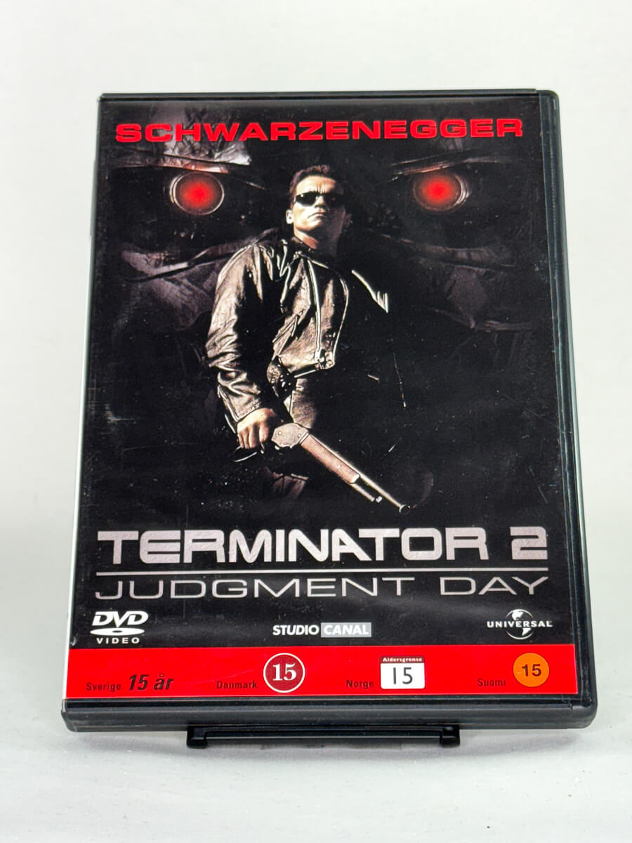 Forside av DVD-cover for Terminator 2: Judgment Day, actionklassikeren med Schwarzenegger; brukt DVD-cover i StudioCanal-utgave hos Brukbar Film.