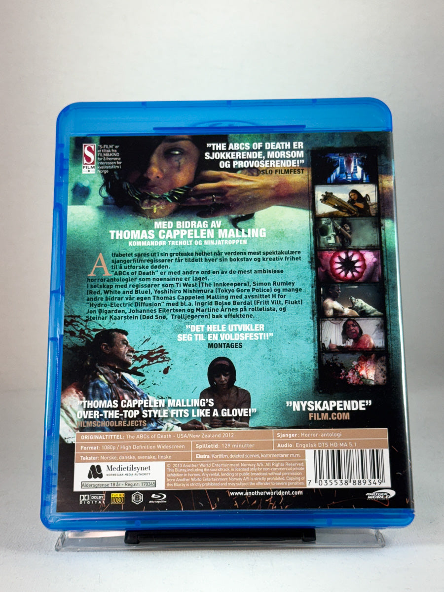 Bakside av Blu-ray-cover til The ABCs of Death – sjokkerende, variert og kompromissløs horror fra Another World Entertainment, Blu-ray hos Brukbar Film.