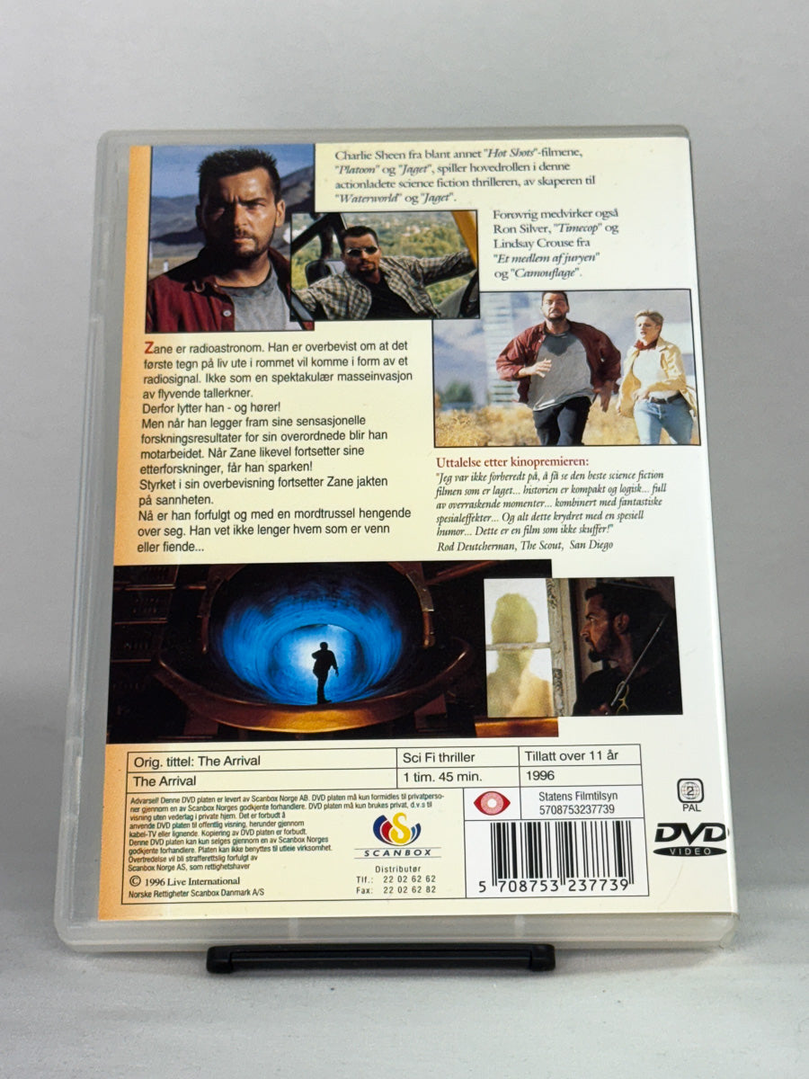 DVD-bakside til filmen The Arrival
Baksiden viser info, spesifikasjoner og eventuell ekstratekst – produktbilde fra nettbutikken Brukbar Film