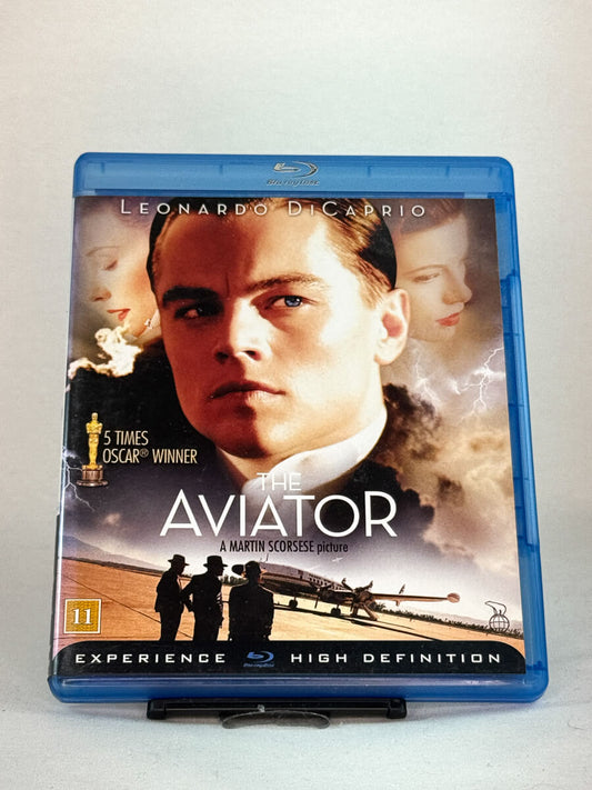 Forside av Blu-ray-cover til The Aviator – biografisk drama regissert av Martin Scorsese med Leonardo DiCaprio som Howard Hughes, brukt Blu-ray hos Brukbar Film.