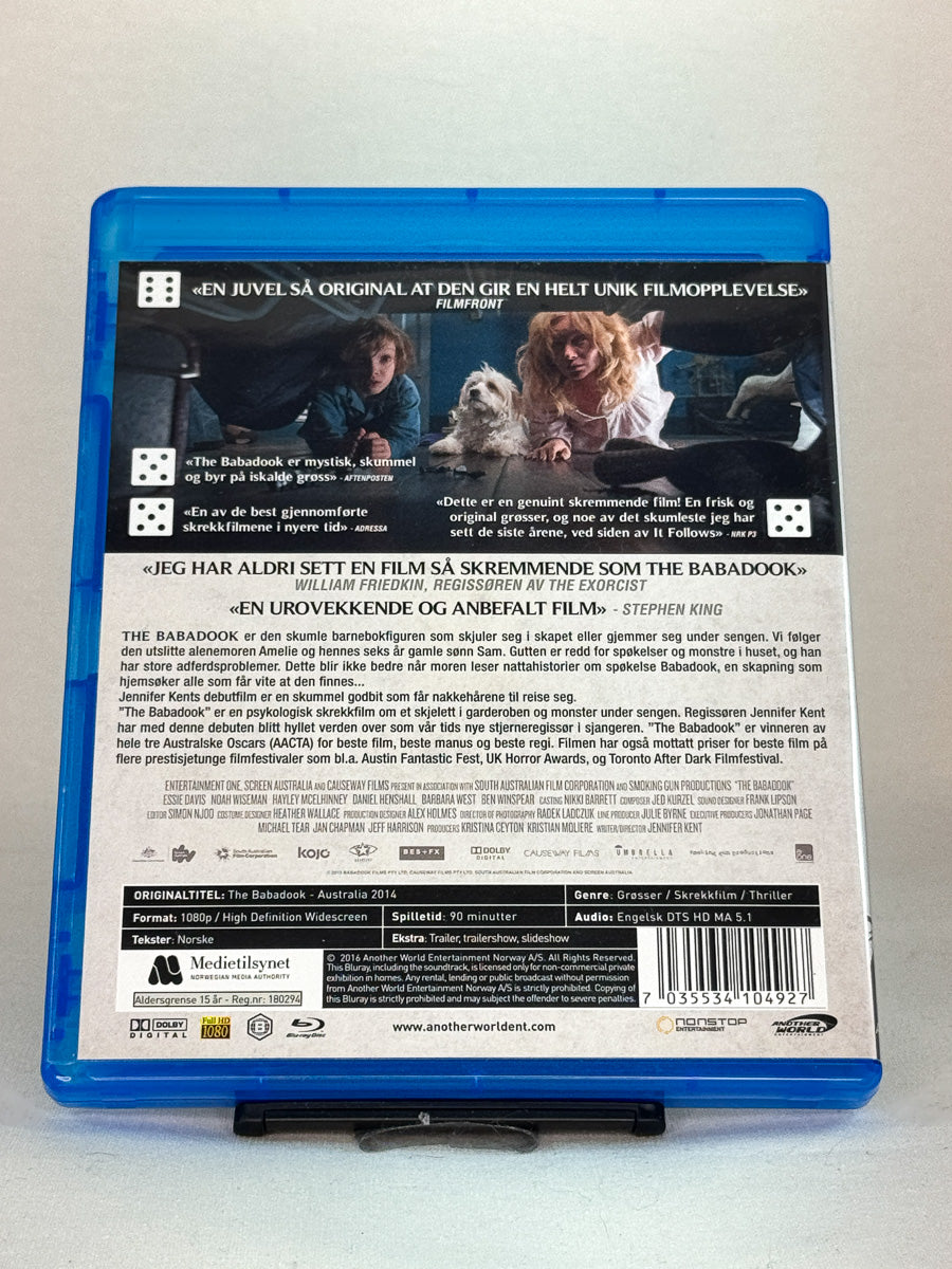 Bakside av Blu-ray-cover til The Babadook – stemningsfull og kritikerrost skrekkfilm med Essie Davis, utgitt av Another World Entertainment, brukt Blu-ray hos Brukbar Film.