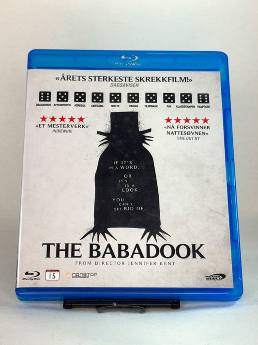 Forside av Blu-ray-cover til The Babadook – australsk psykologisk skrekkfilm regissert av Jennifer Kent, kjent for sitt uhyggelige uttrykk og prisbelønte regi, brukt Blu-ray hos Brukbar Film.