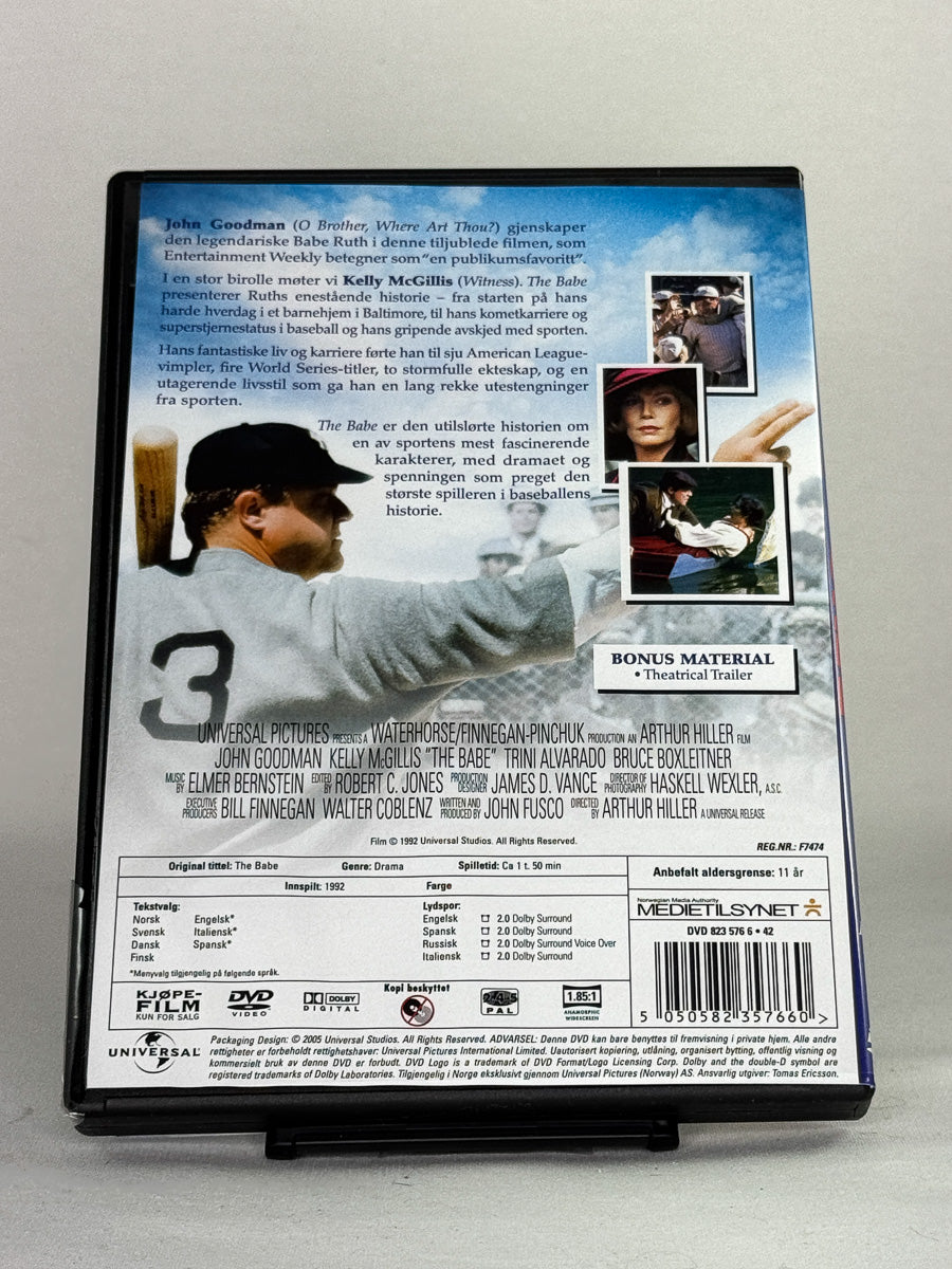 DVD-bakside til filmen The Babe
Baksiden viser info, spesifikasjoner og eventuell ekstratekst – produktbilde fra nettbutikken Brukbar Film