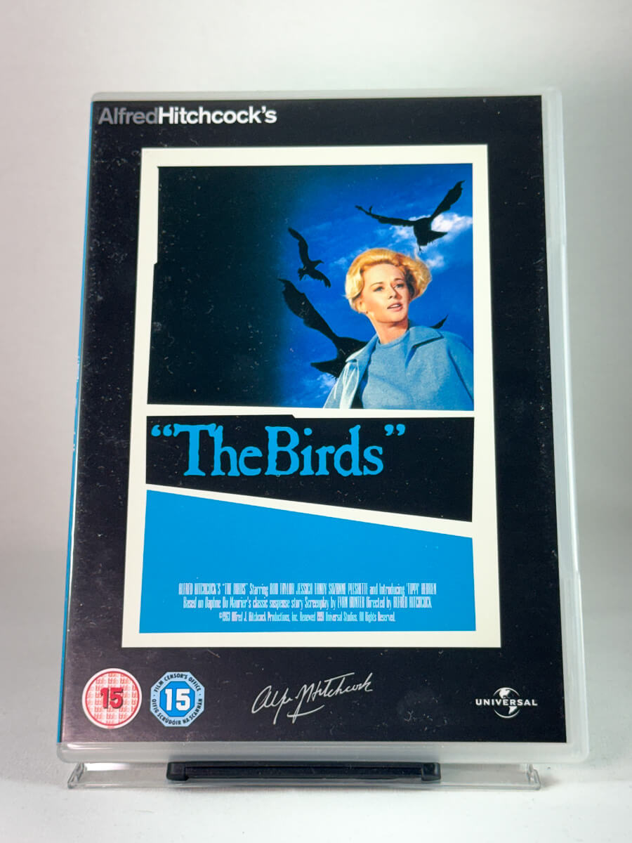 Forside av DVD-cover til The Birds – ikonisk skrekkfilm av Alfred Hitchcock med Tippi Hedren, brukt film hos Brukbar Film.