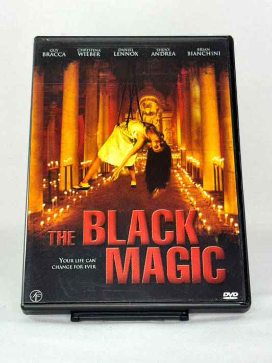 Forside av DVD-cover til The Black Magic – mystisk thriller med mørk atmosfære og overnaturlige elementer, tilgjengelig hos Brukbar Film.