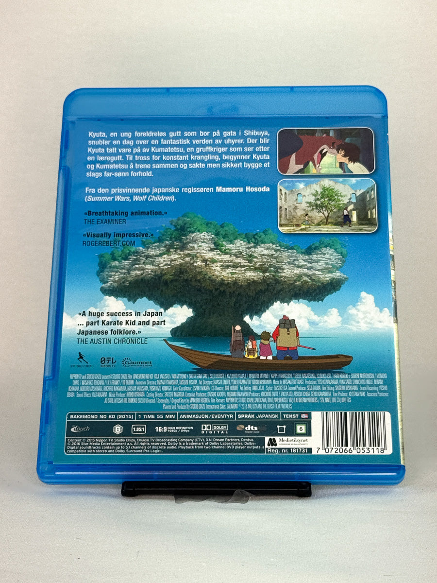 Bakside av Blu-ray-cover til The Boy and the Beast – brukt anime på Blu-ray med detaljer og språkinfo, Brukbar Film