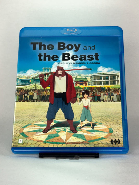 Forside av Blu-ray-cover til animasjonsfilmen The Boy and the Beast – brukt japansk fantasyfilm hos Brukbar Film